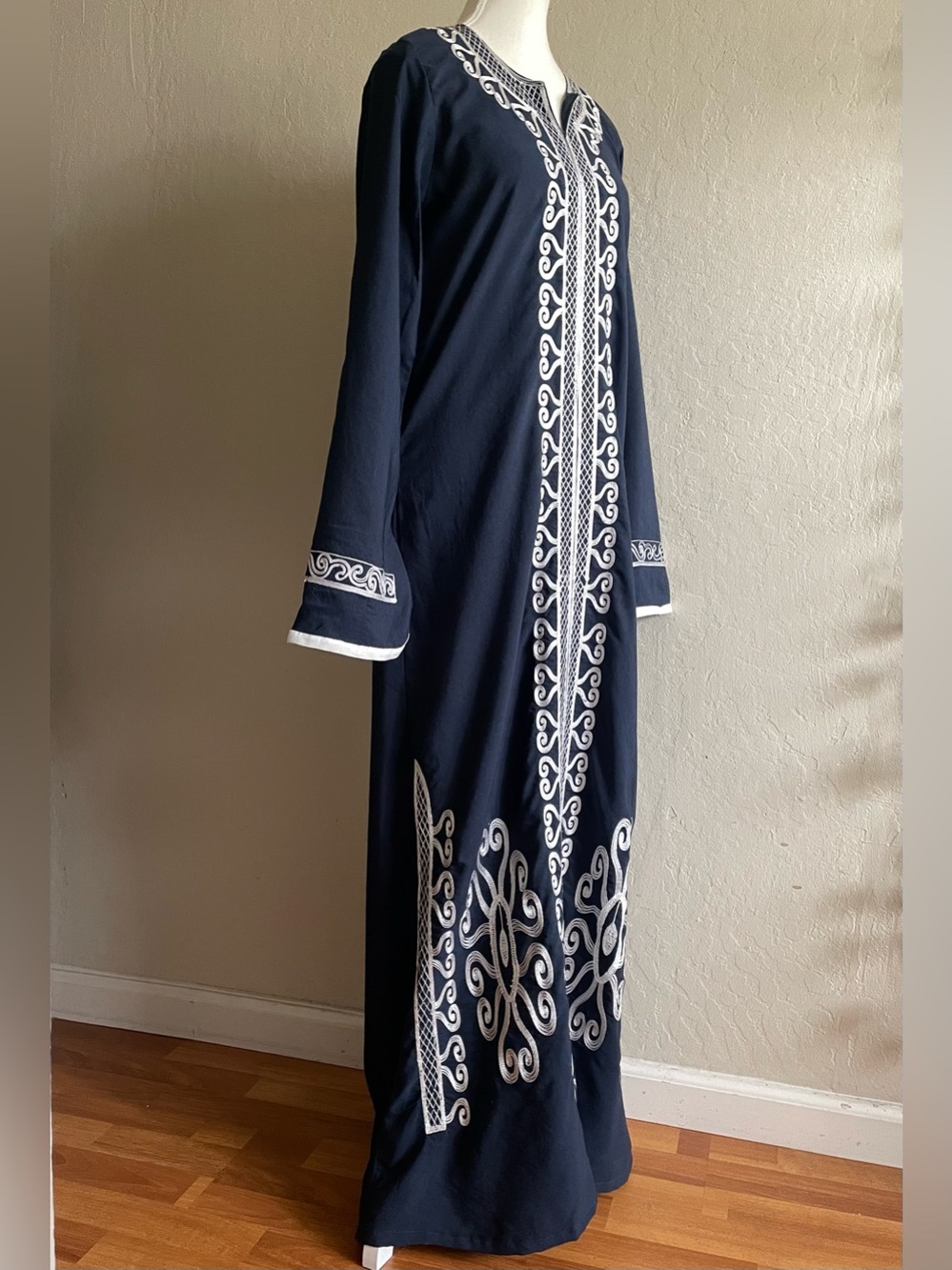 Embroidered caftan - Picture 8 of 15